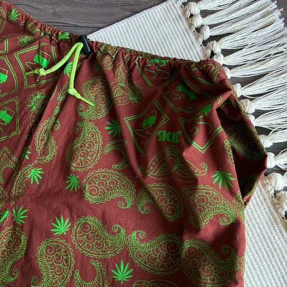 [SOLD] SKIDZ Bandana Print Relaxed Brown Pants - Picture 7 of 11